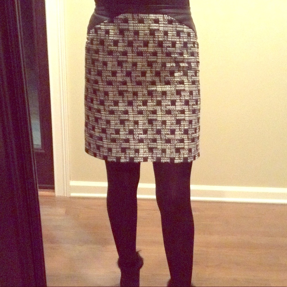 Black & white tweed mini skirt with silver threads